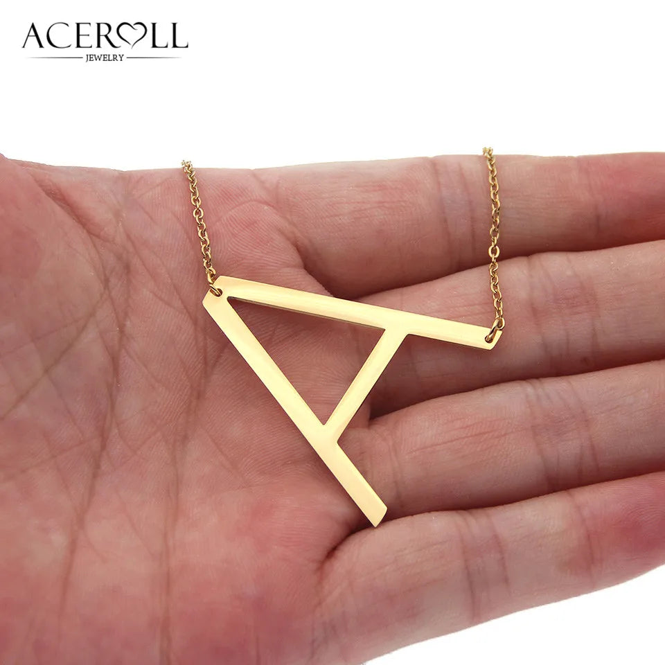 collier initiale laterale acier vue packshot maison des emotions