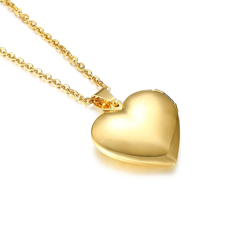 detail fermoir collier medaillon coeur ouvrable chaine