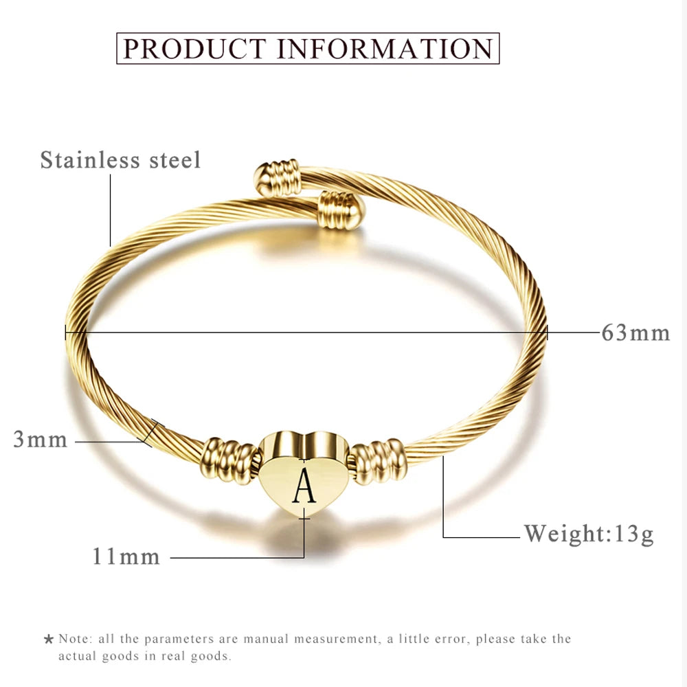 detail charm coeur initiale doree bracelet femme