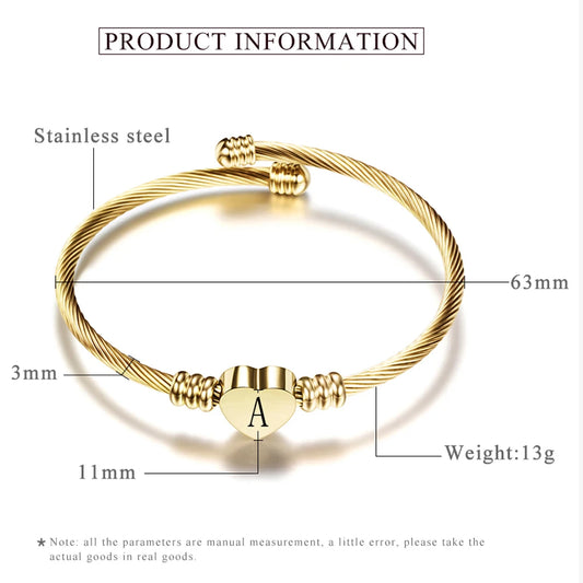 detail charm coeur initiale doree bracelet femme