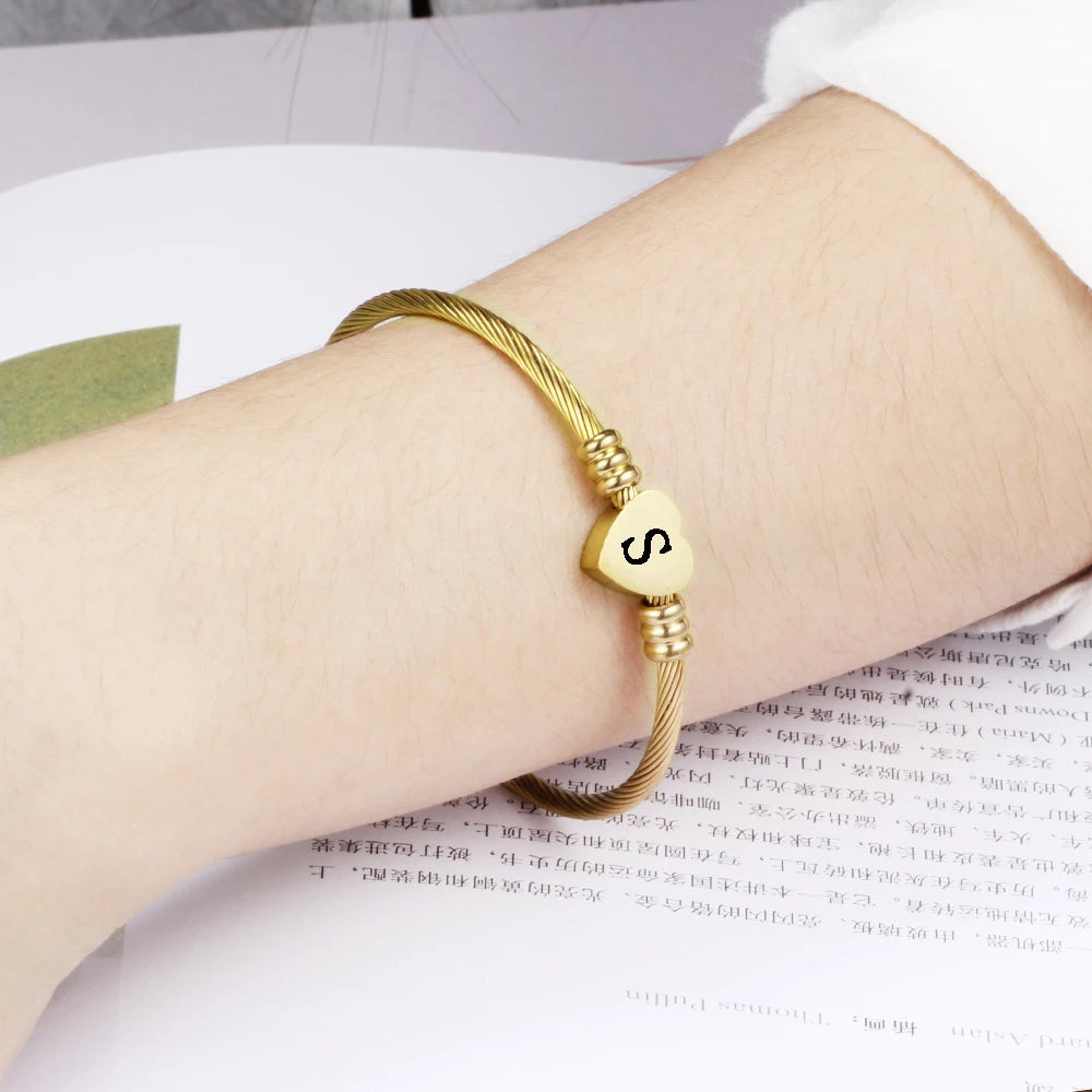 bracelet coeur initiale doree porte au poignet femme cadeau