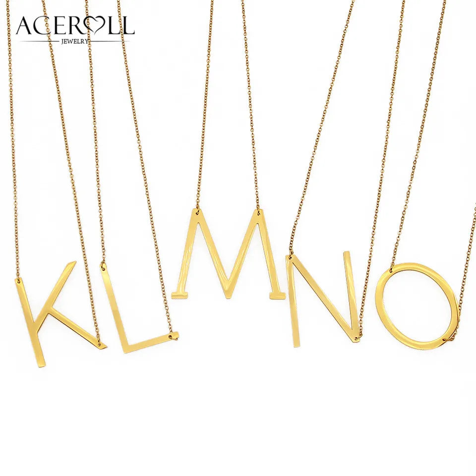 collier initiale laterale porte au cou femme bijou discret