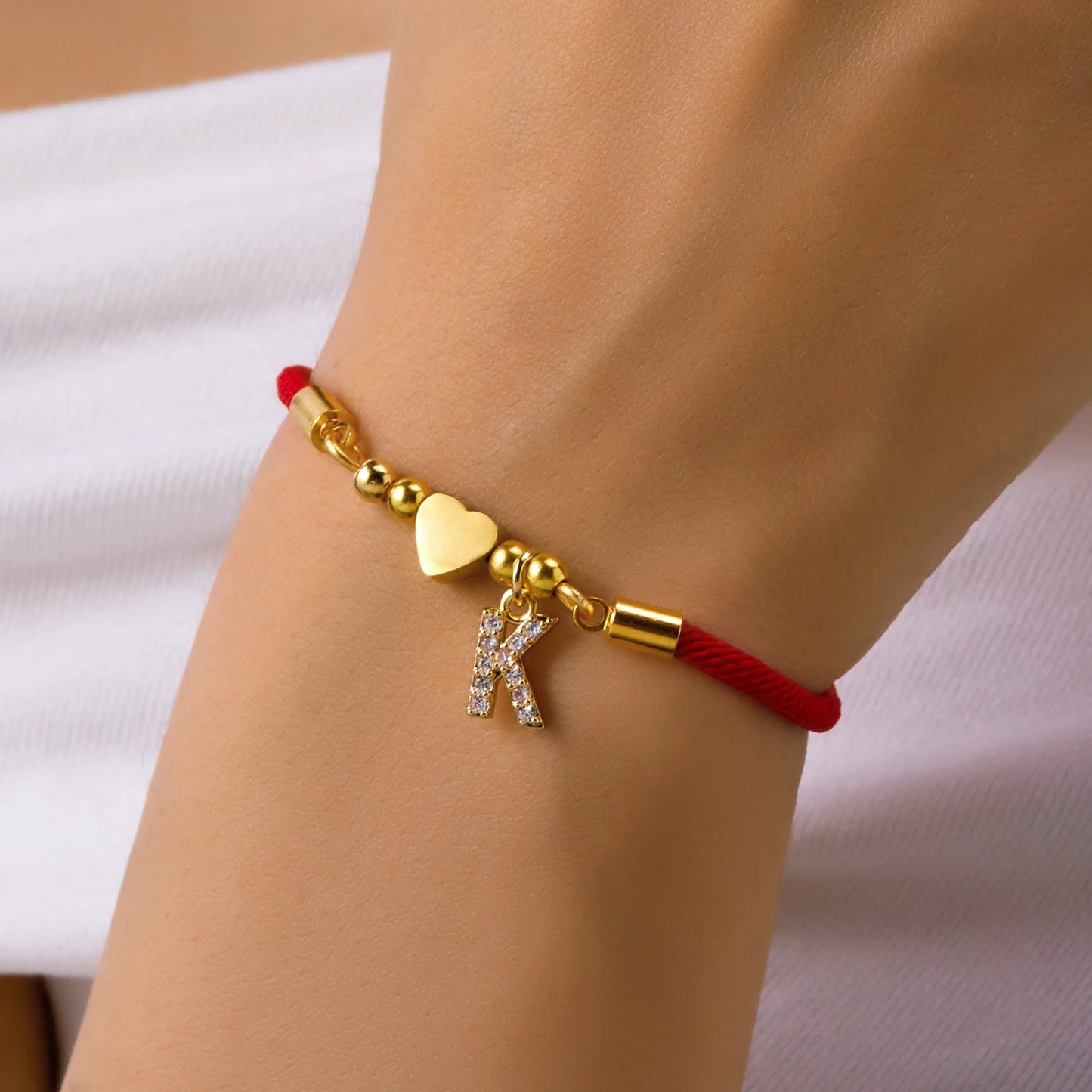 bracelet cordon rouge initiale porte au poignet femme
