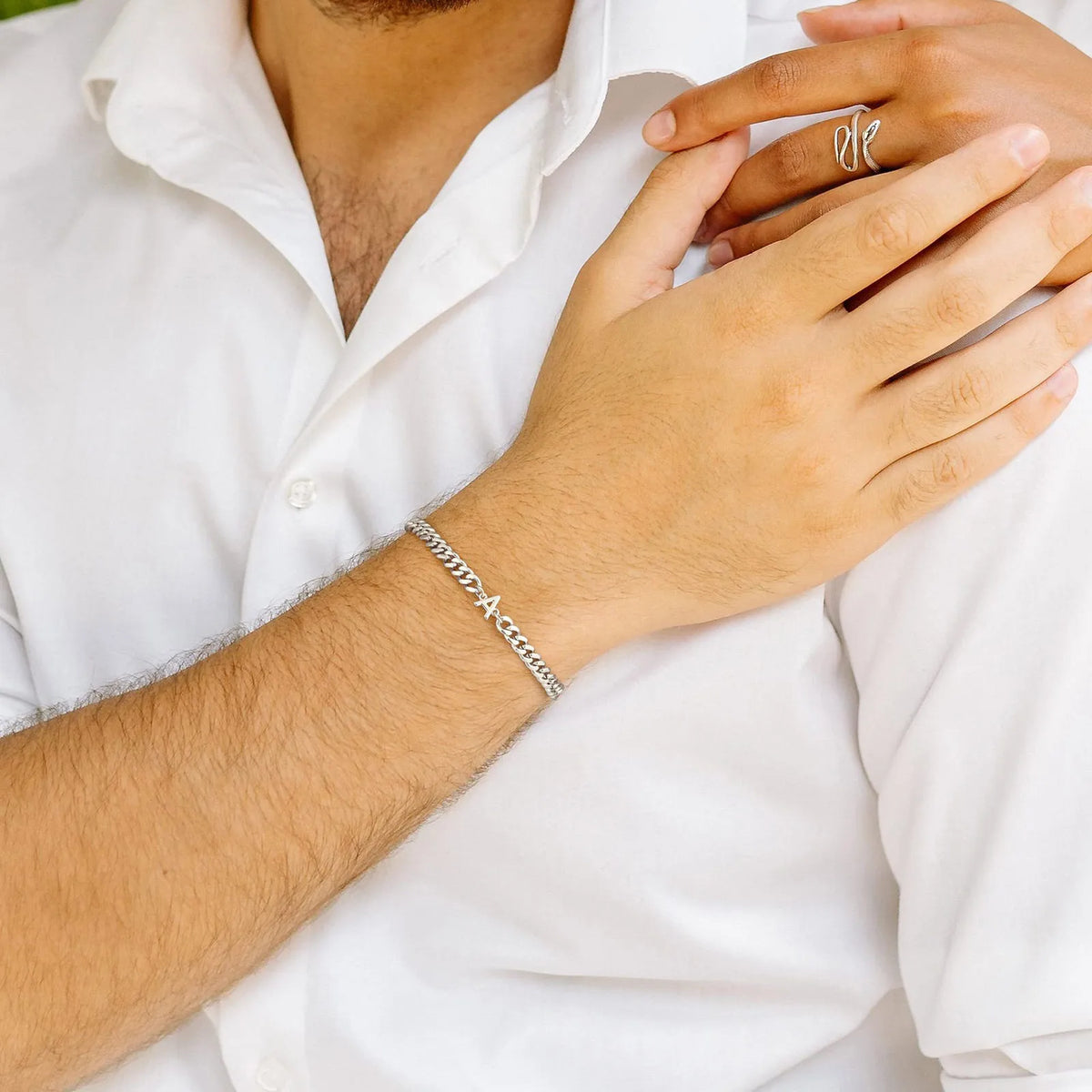 detail chaine cubaine bracelet initiale acier inoxydable