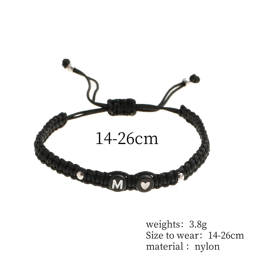 detail charm coeur initiale bracelet ajustable personnalise