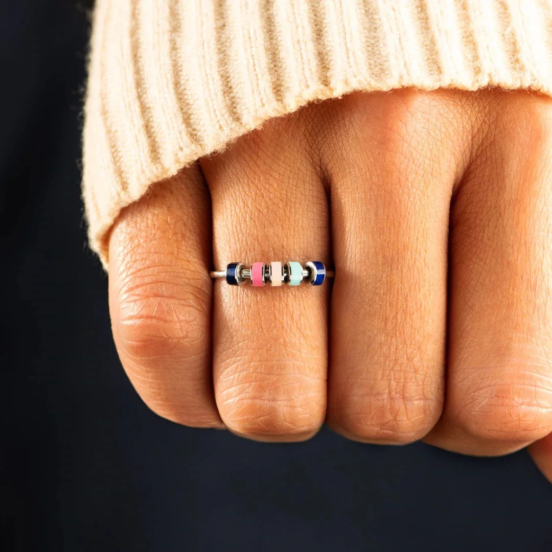 bague rotative femme portee au doigt anti-stress quotidien