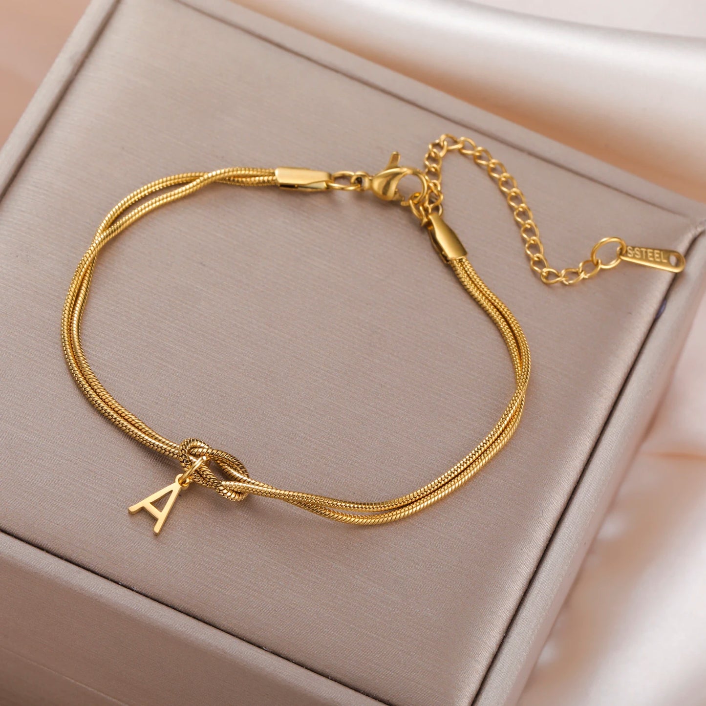 bracelet love knot initiale porte au poignet femme cadeau couple