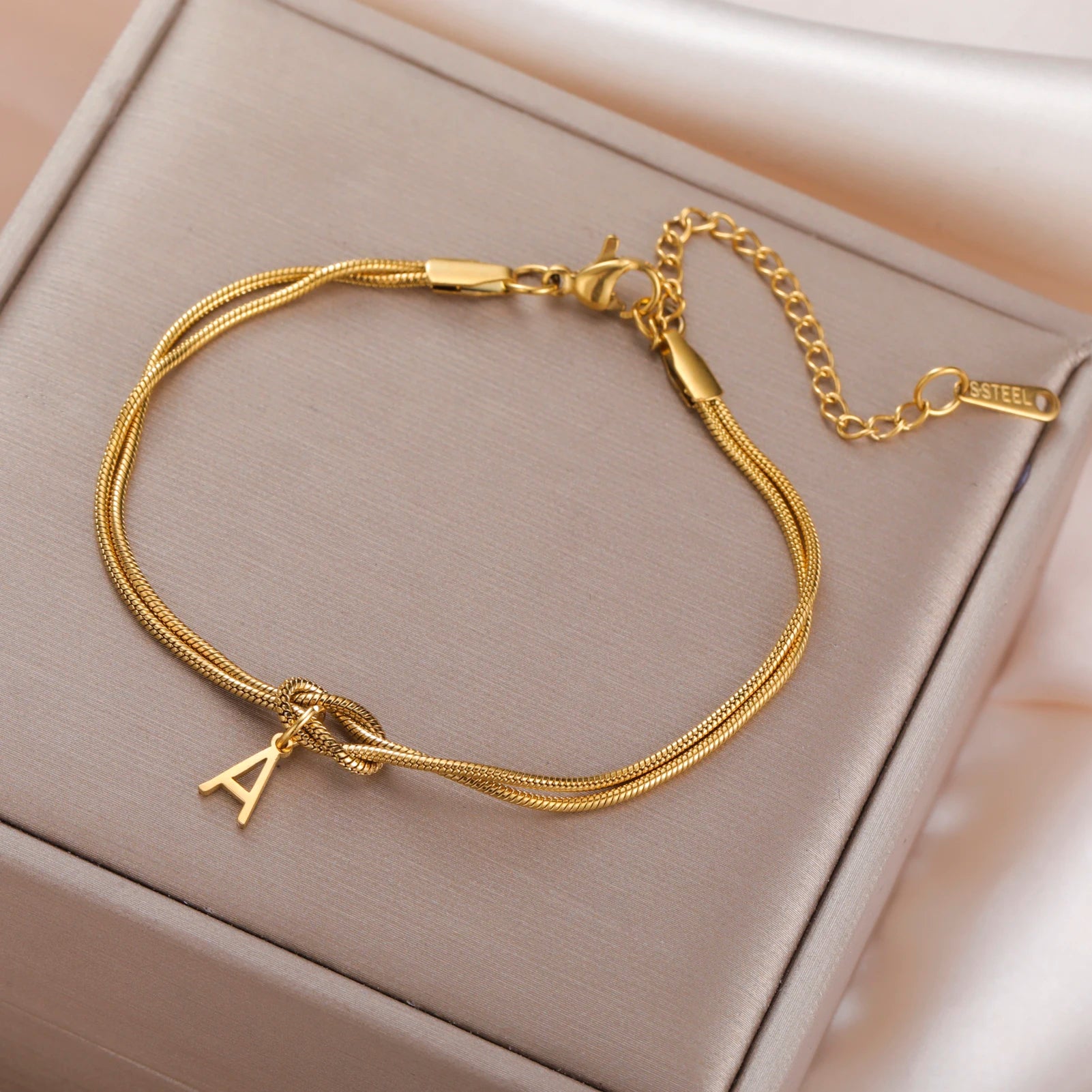 bracelet love knot initiale porte au poignet femme cadeau couple