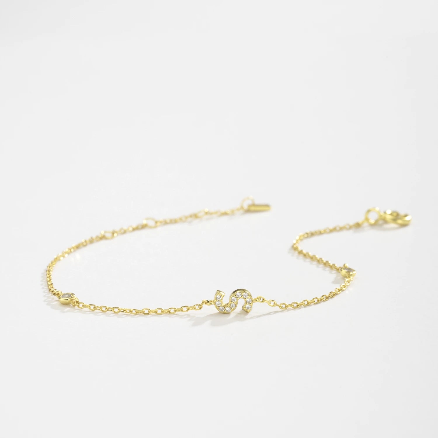 detail charm initiale argent 925 bracelet femme