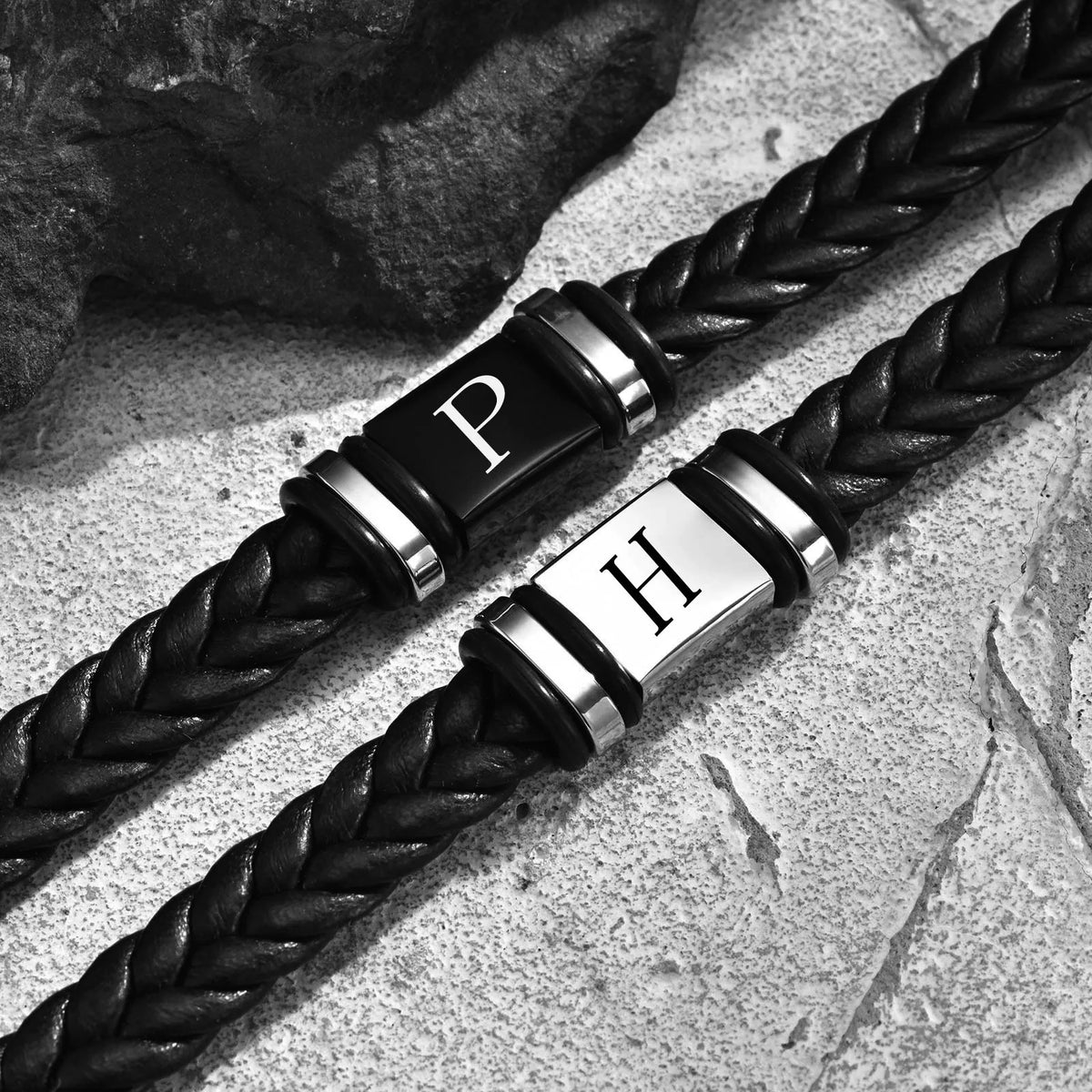 detail charm initiale bracelet cuir tresse homme