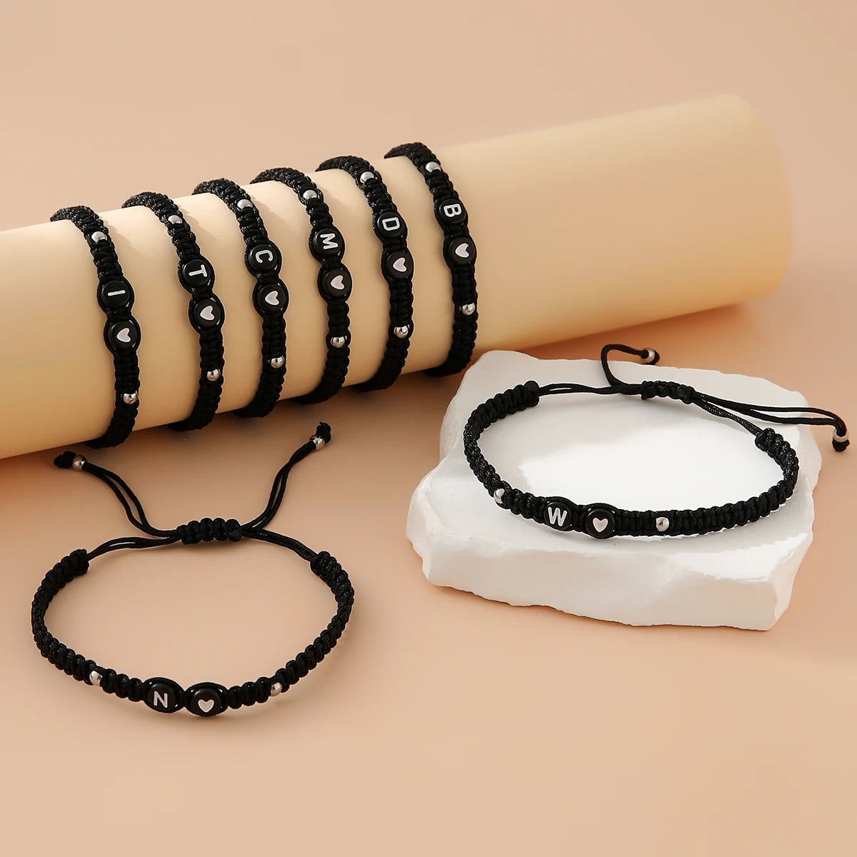 bracelet initiale coeur ajustable porte au poignet femme