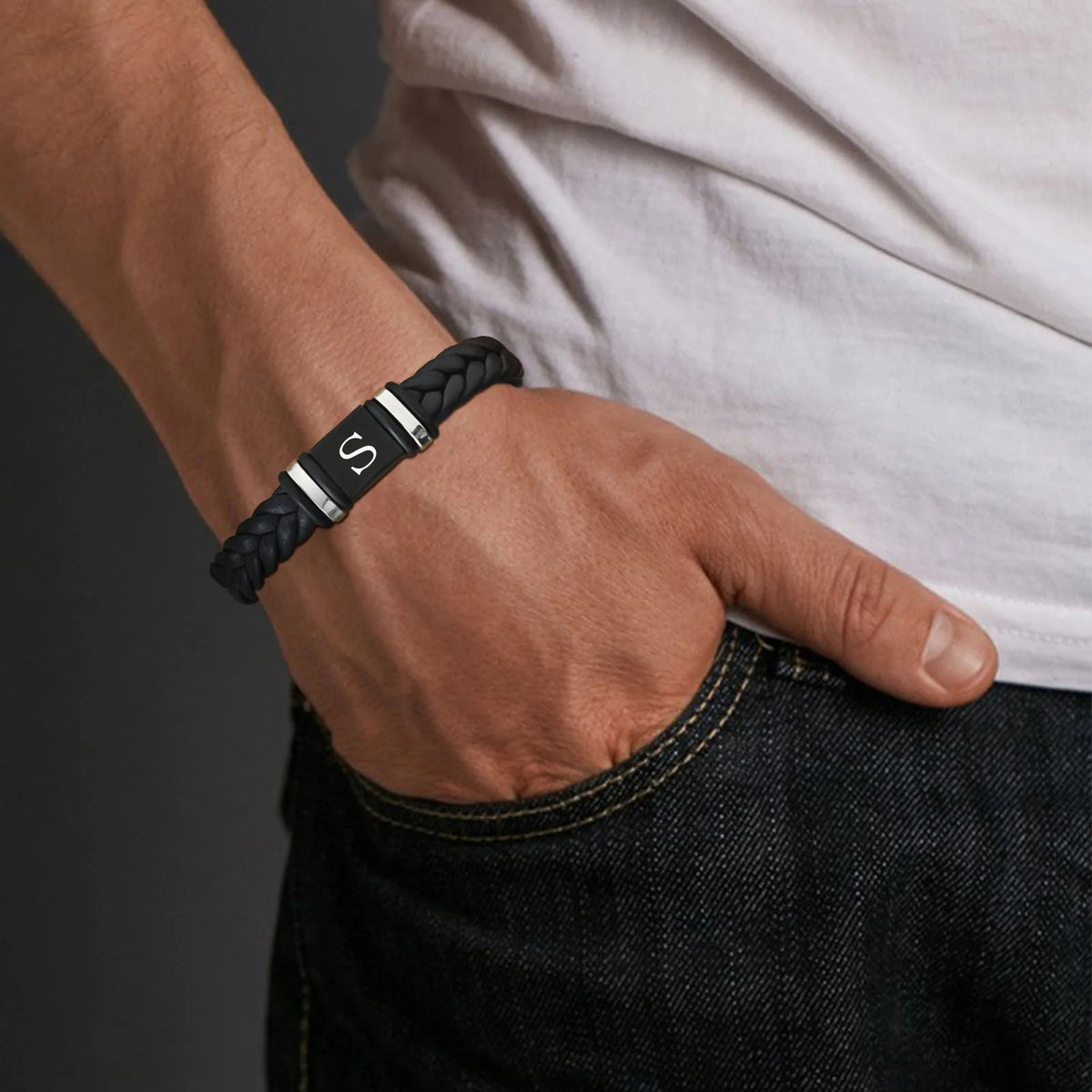 bracelet cuir tresse initiale porte au poignet homme