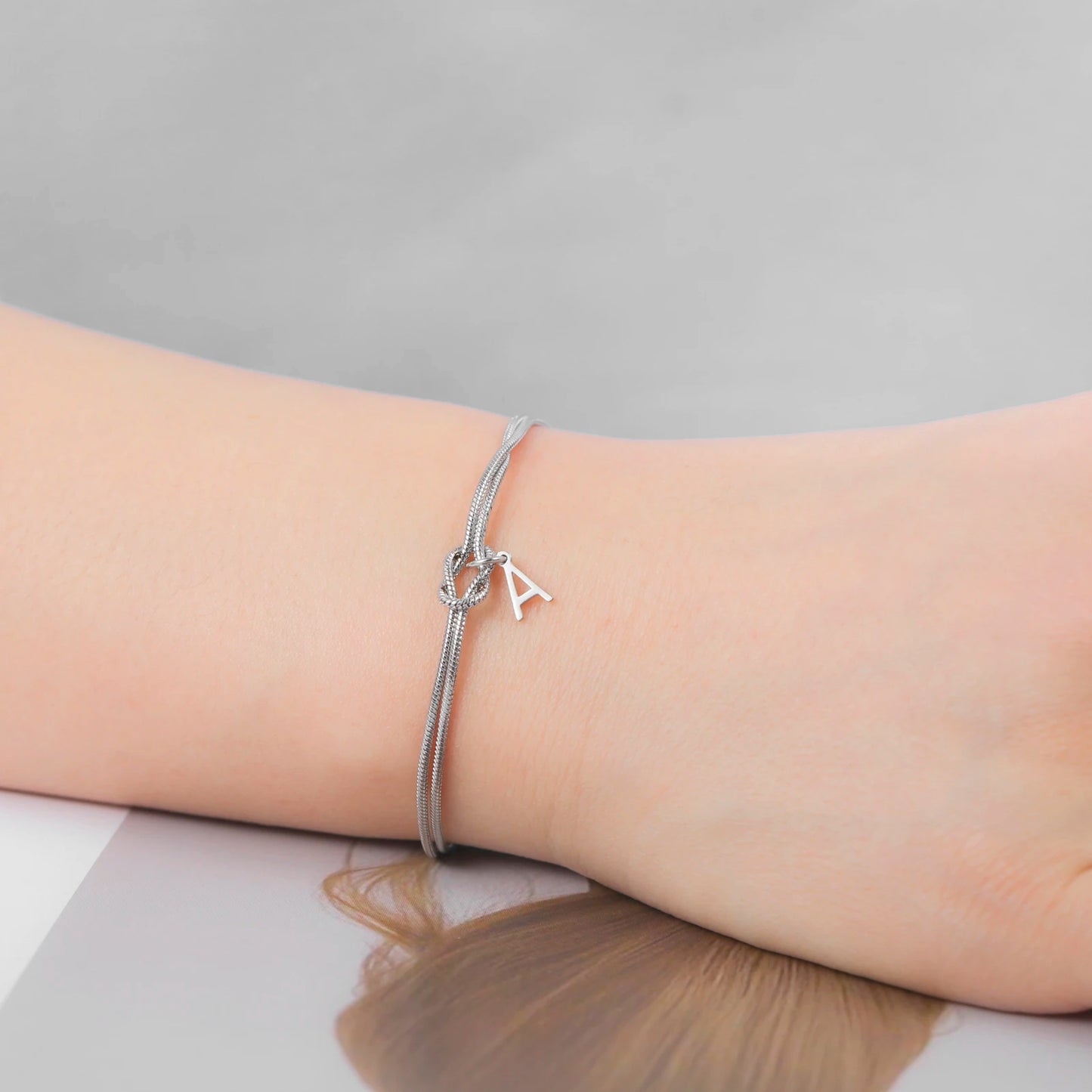 detail noeud love knot bracelet initiale personnalise