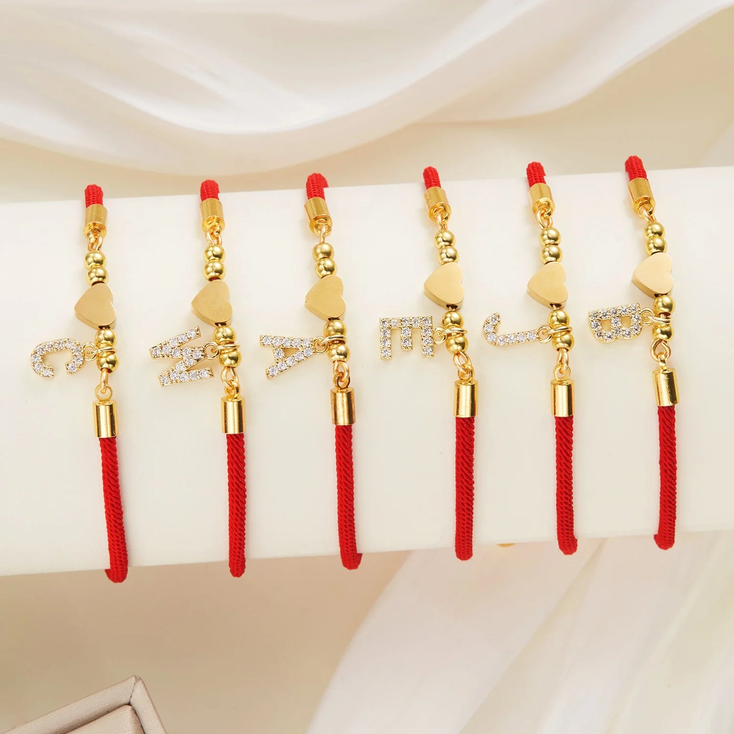 bracelet cordon rouge coeur initiale bijou symbolique