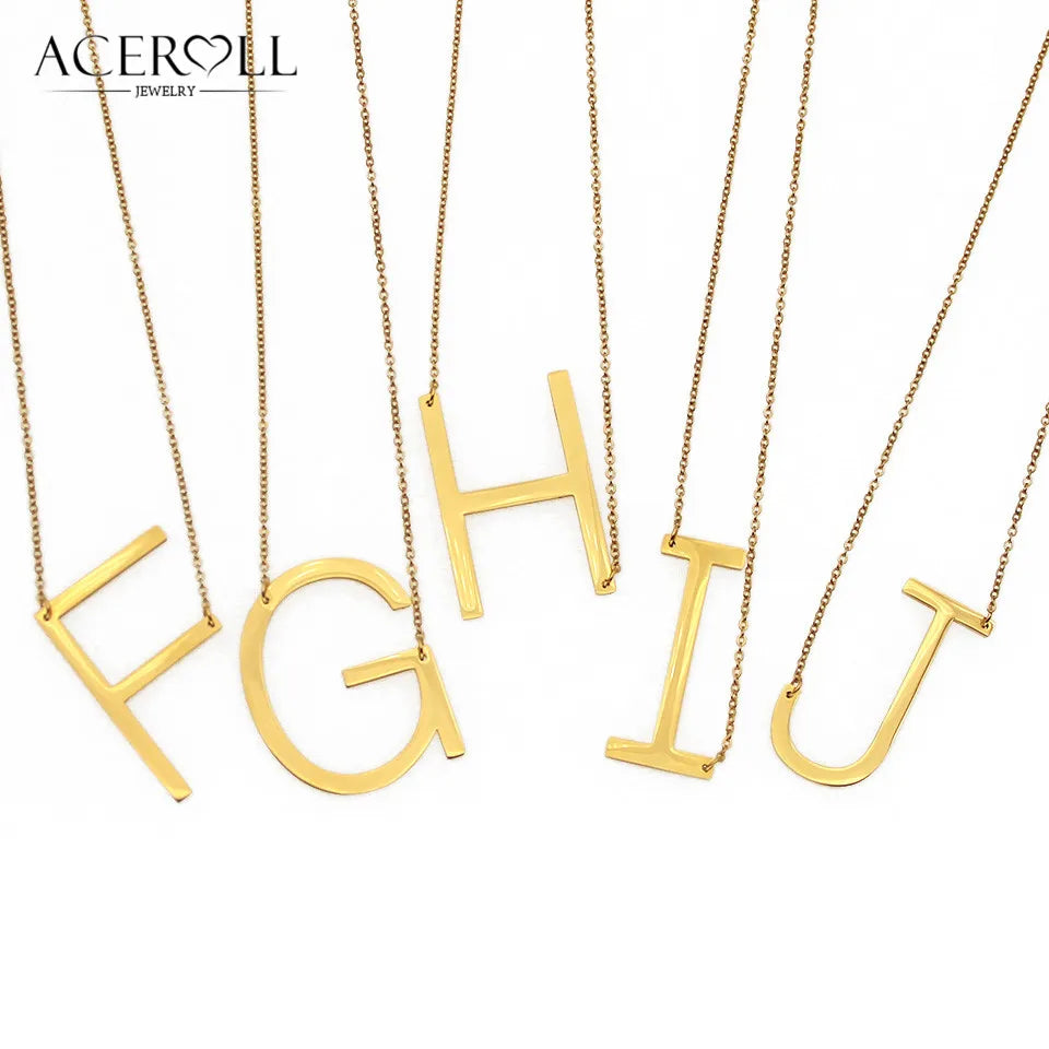 detail initiale laterale collier acier inoxydable minimaliste